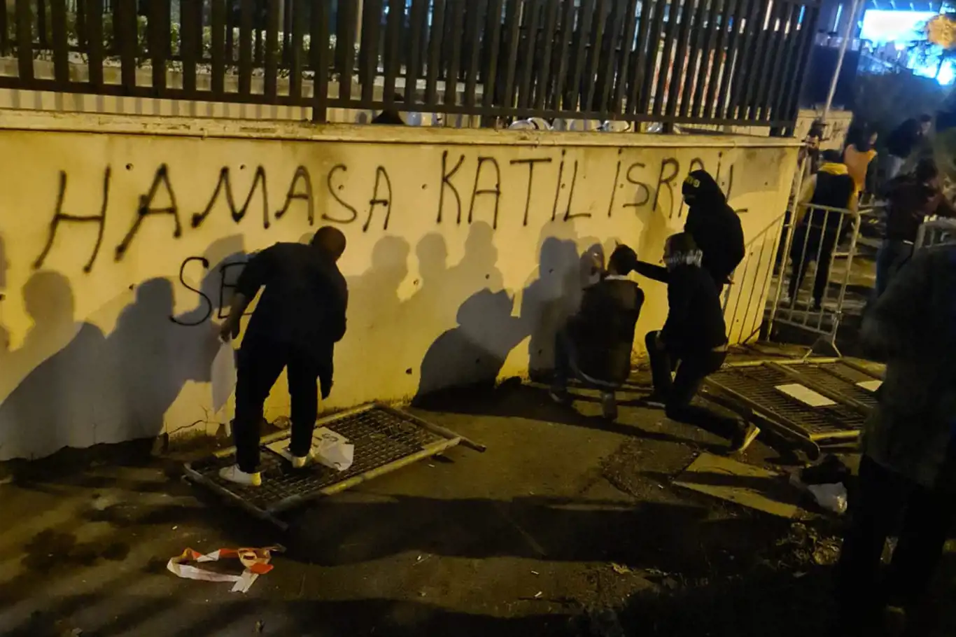 İşgalcilerin İstanbul konsolosluğunun duvarına "HAMAS'a Selam" yazıldı