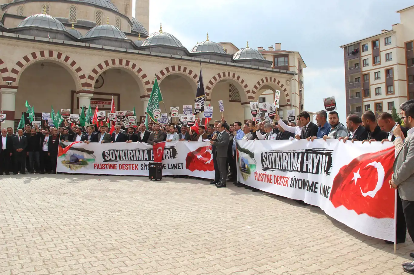Şırnaklılar, siyonistlerin hastane katliamını protesto etti