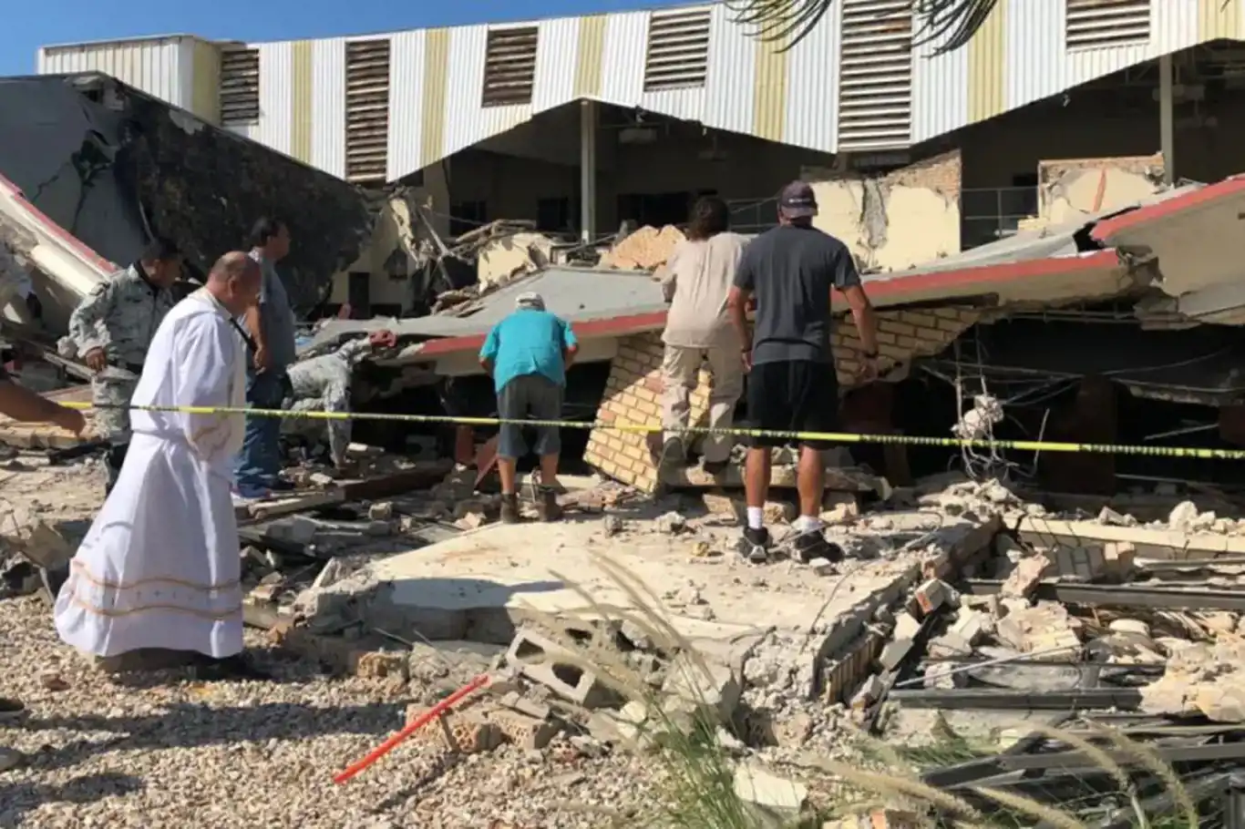 Church roof collapses in northeast Mexico: Seven dead and dozens trapped