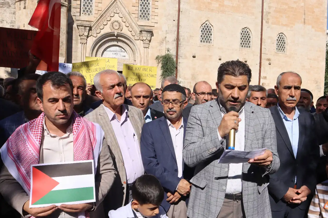 Kudüs Fatihi Selahaddin'i Eyyubi'nin ismini taşıyan tarihi cami önünde basın açıklaması