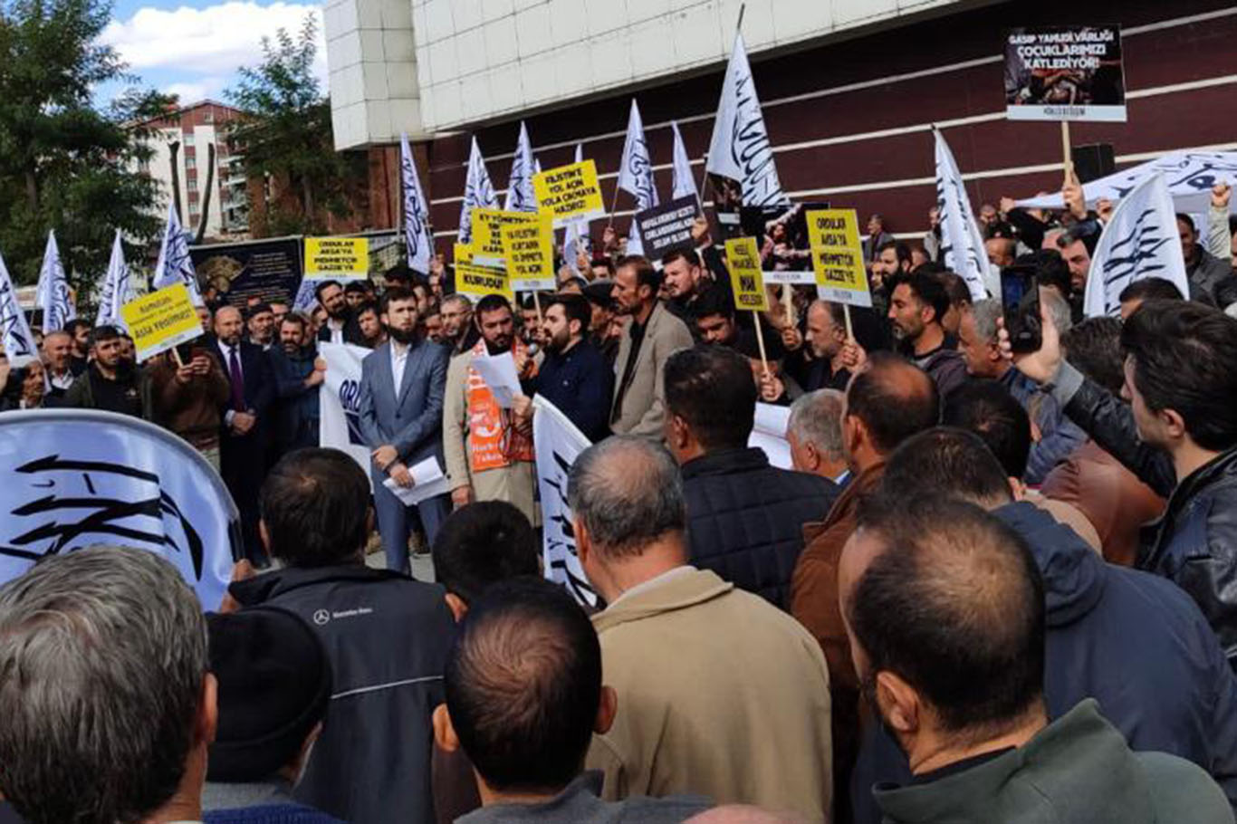 "Artık Yahudi varlığına karşı tek çözüm orduların hareket etmesidir"