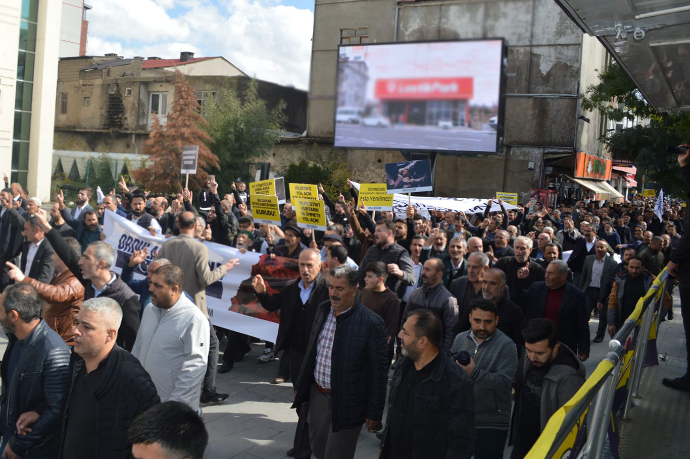 "Artık Yahudi varlığına karşı tek çözüm orduların hareket etmesidir"