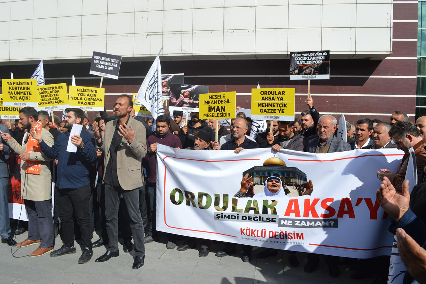 "Artık Yahudi varlığına karşı tek çözüm orduların hareket etmesidir"