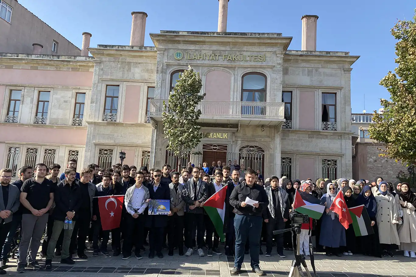 İstanbul Üniversitesi İlahiyat Fakültesi öğrencilerinden Filistin'e destek