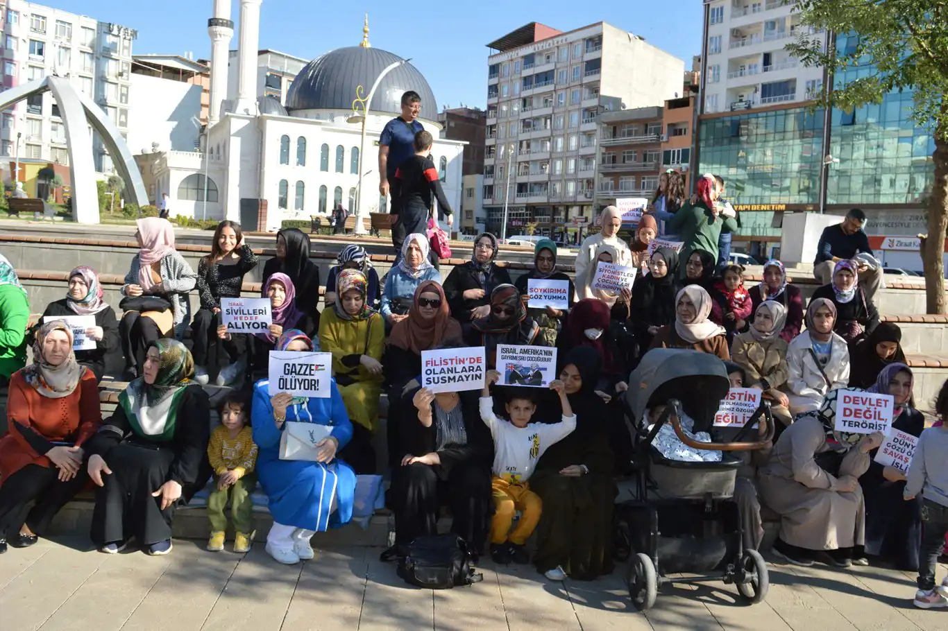 Siirt'te kadınlardan Filistin'e destek için oturma eylemi