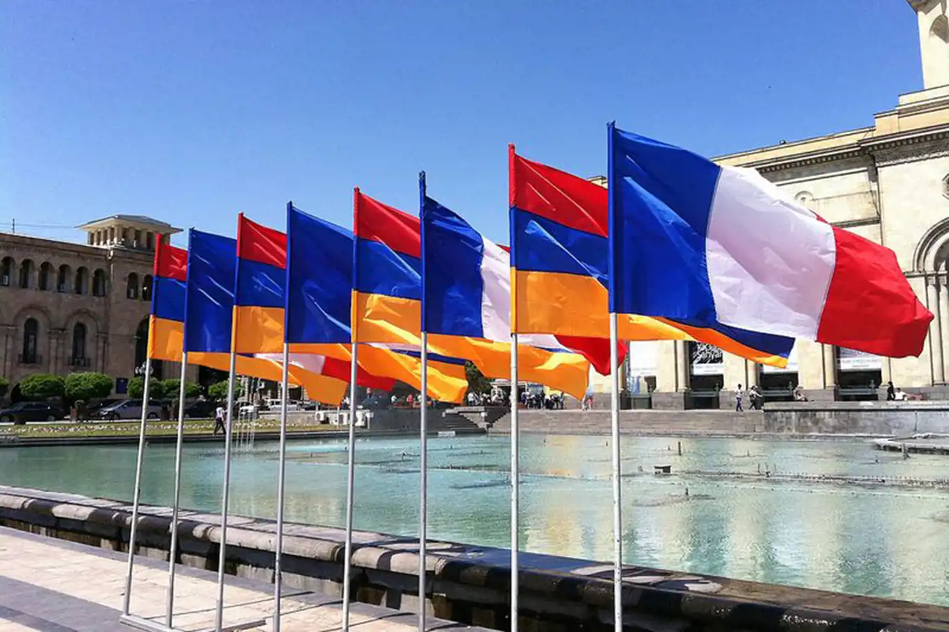Ереван франция. Флаг Армении и Франции. Флаг Франции флаг Армении. Армения Франция. Армения-Франция Пашинян.