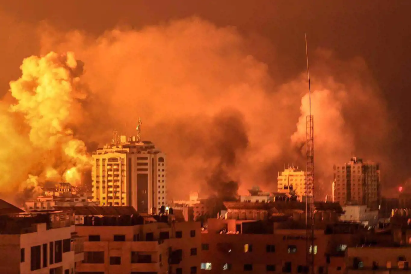 Gazze ağır bombardıman altında: 400 şehid