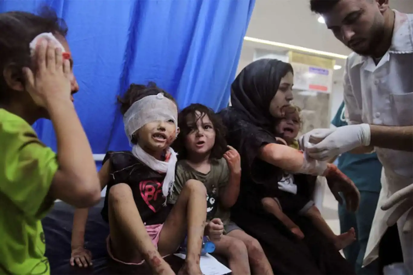 Bombardıman altındaki Gazze Şeridi'nde sağlık sistemi çöküyor