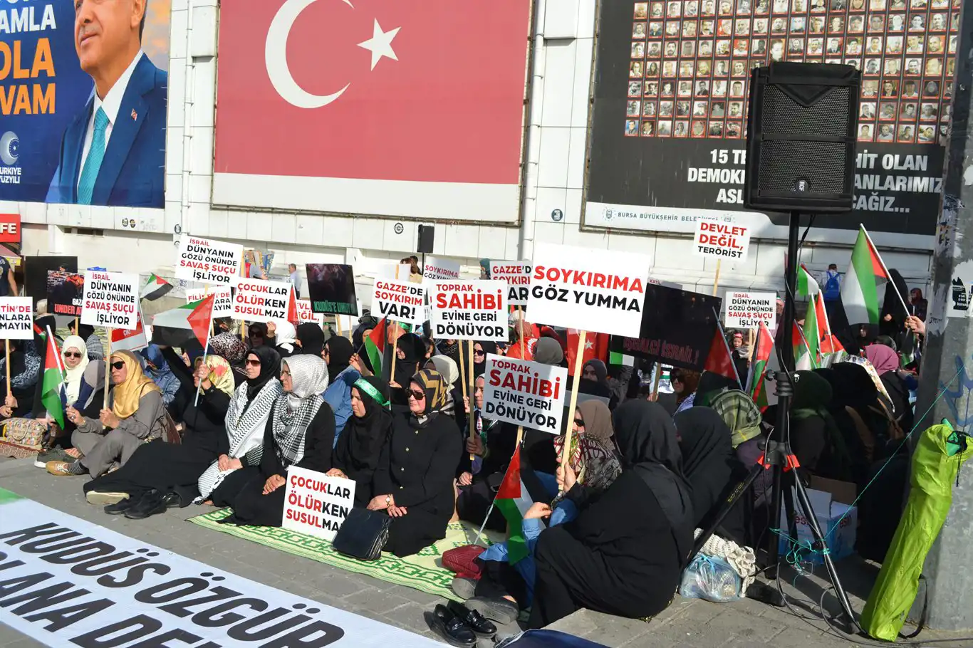 Bursalı kadınlardan Filistin'de yaşanan soykırıma karşı sessiz oturma eylemi