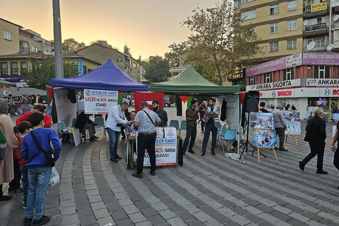 Bursalılar, Filistin'e destek standına yoğun ilgi gösteriyor 