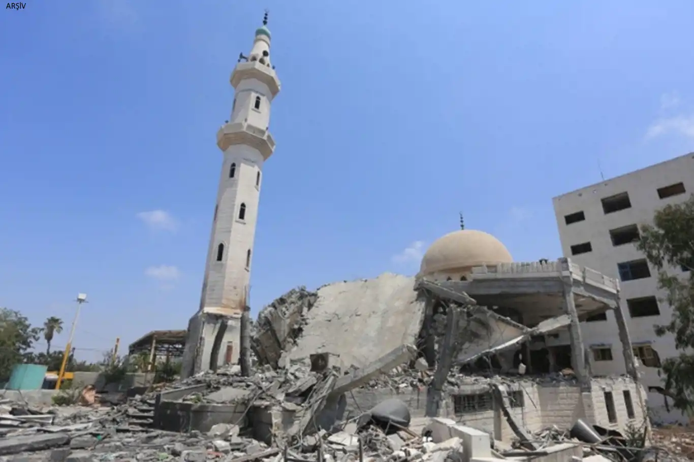 Siyonist rejim Gazze'de bir camiyi daha vurdu