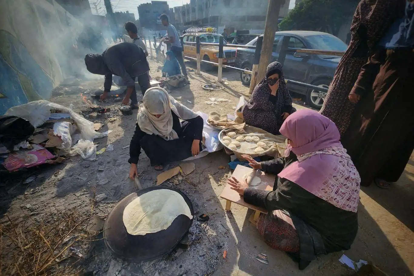 Gazzeli kadınlar sokaklarda ekmek pişiriyor