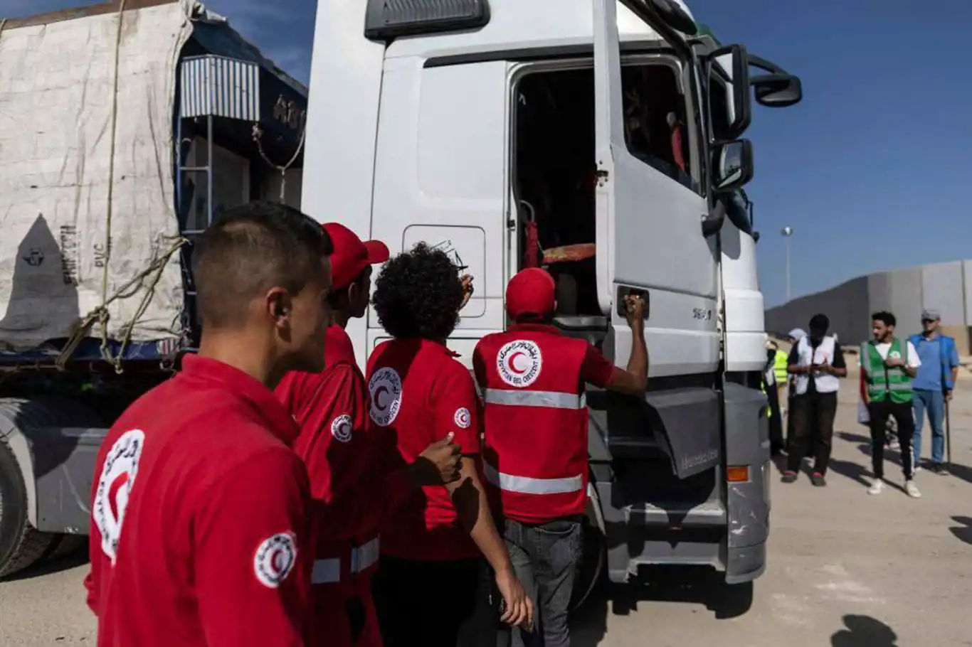 Gazze'ye 10 yabancı doktor ve 10 yardım tırı girdi