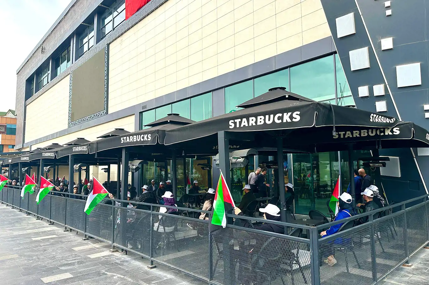 Siyonist işgal rejimine destek veren Starbucks gençler tarafından protesto edildi