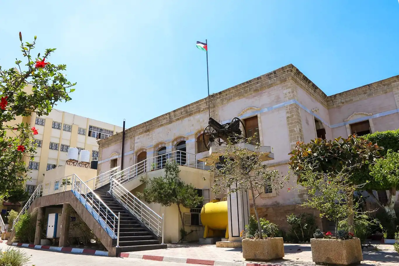İşgalci rejim, Gazze'de belediyenin tarihi binasını vurmakla tehdit ediyor