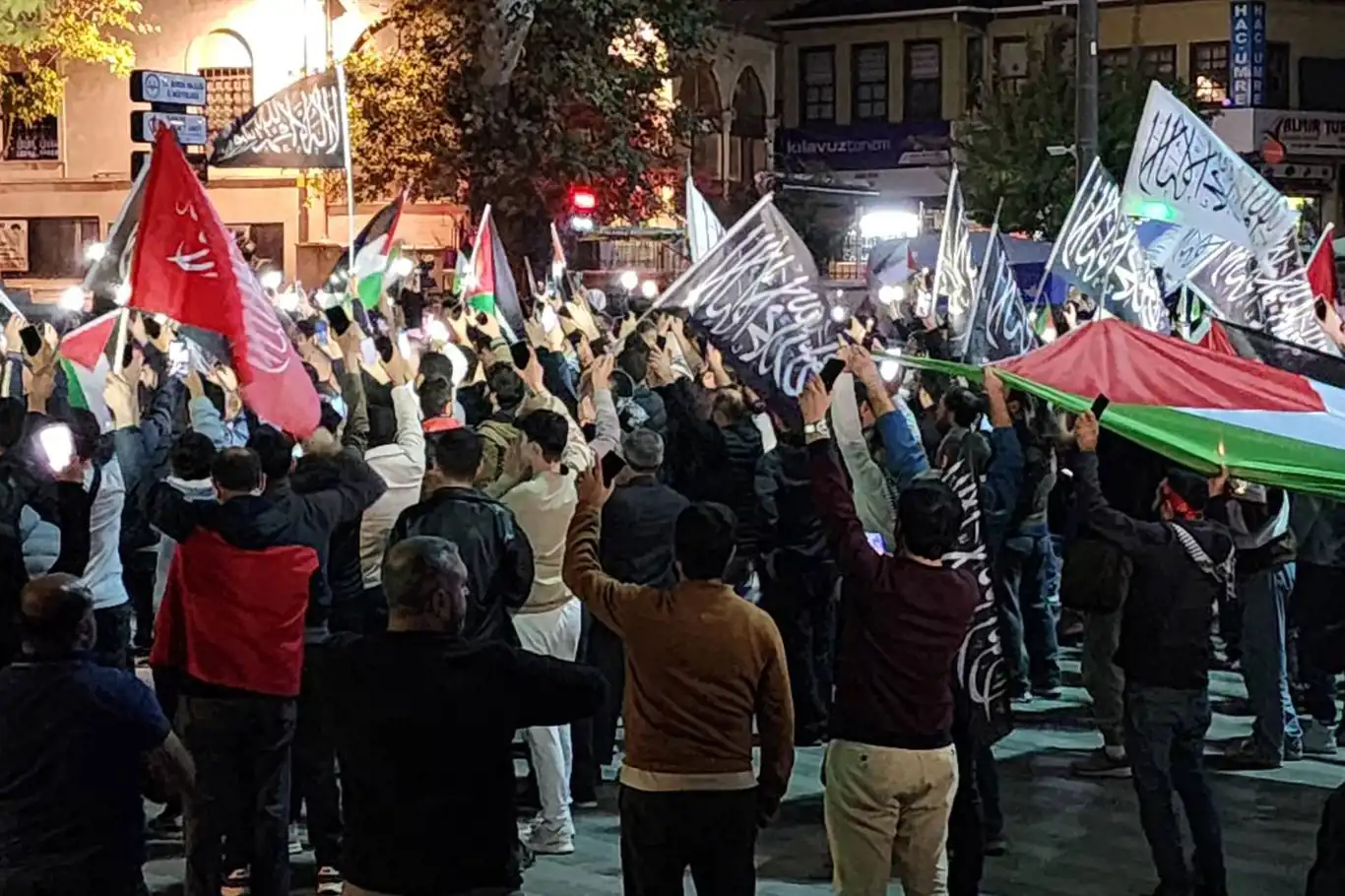 Bursa'da yüzlerce kişi siyonist rejimin Gazze saldırısına tepki için meydanlarda