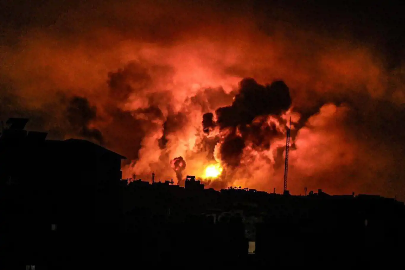 İşgal rejimi Şifa Hastanesi'nin çevresini bombalıyor