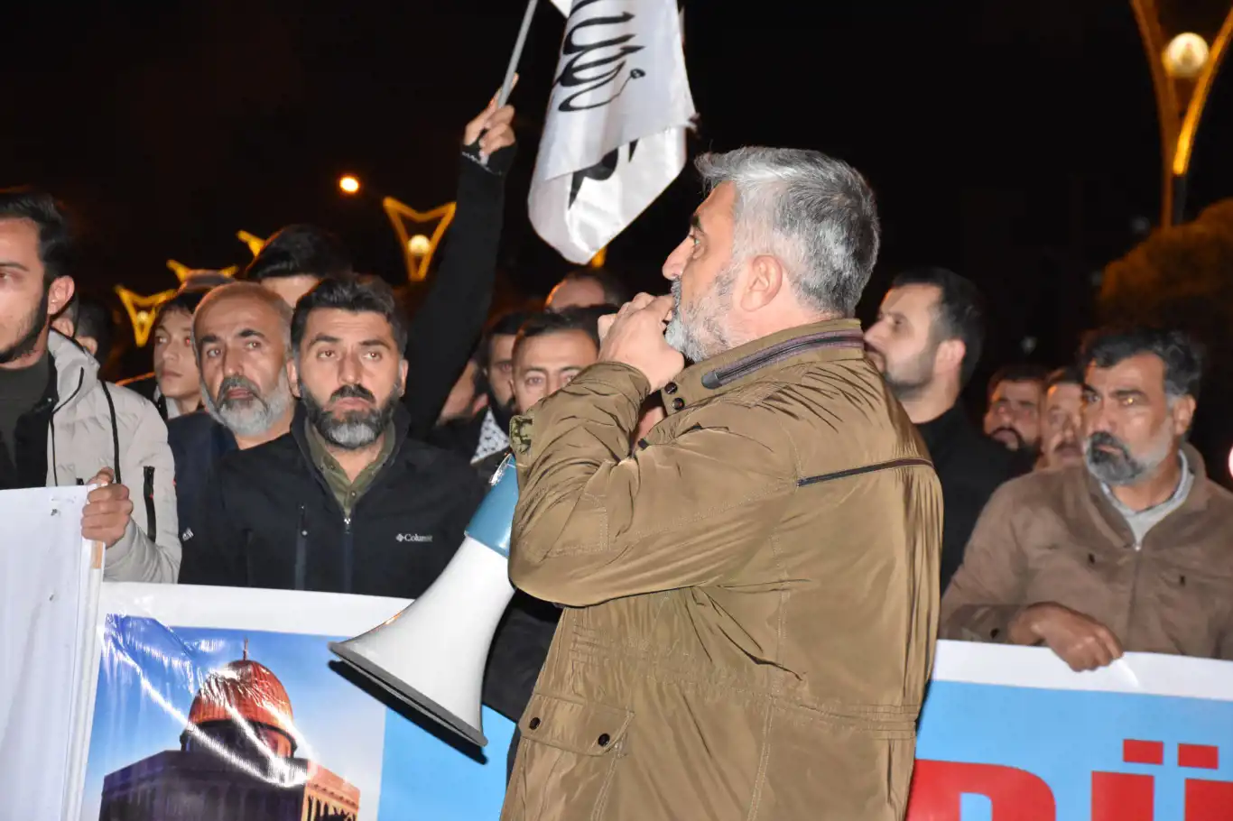 Sokağa dökülen Bitlis halkı "intikam" diye İslam ülkelerine çağrıda bulundu