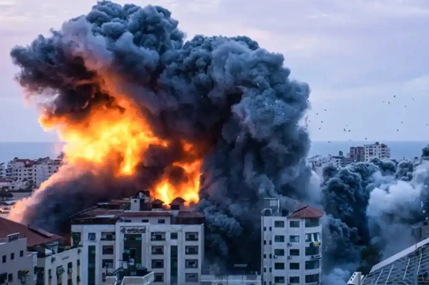 Siyonist rejim: Gece boyunca 100'e yakın savaş uçağı Gazze'yi bombaladı