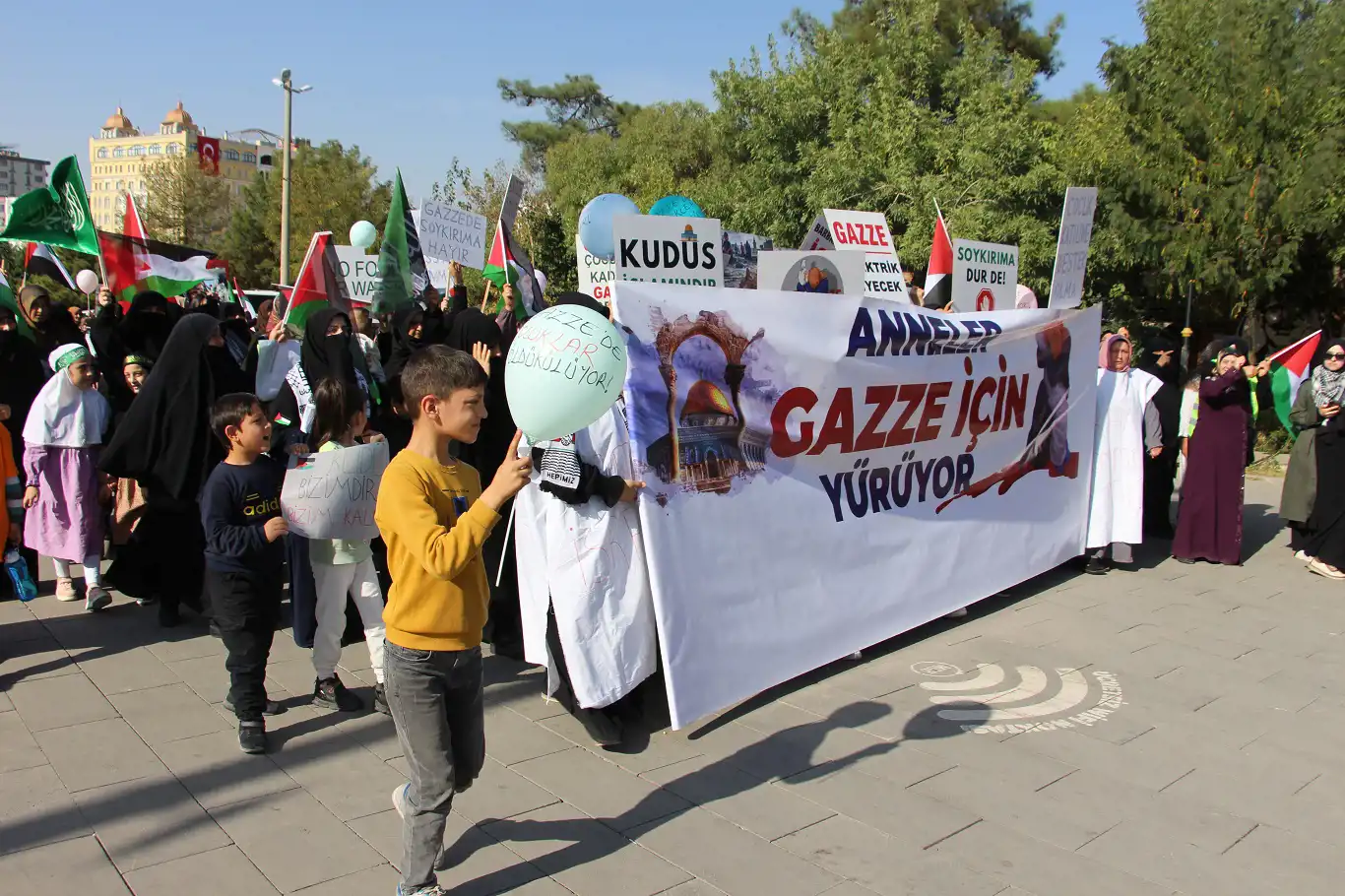 Mardinli anneler, Gazze'deki katliamlara karşı yürüdü