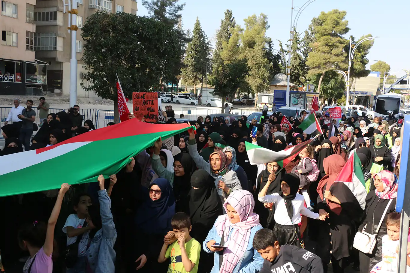 Şanlıurfa'da yüzlerce anne Filistin için yürüdü