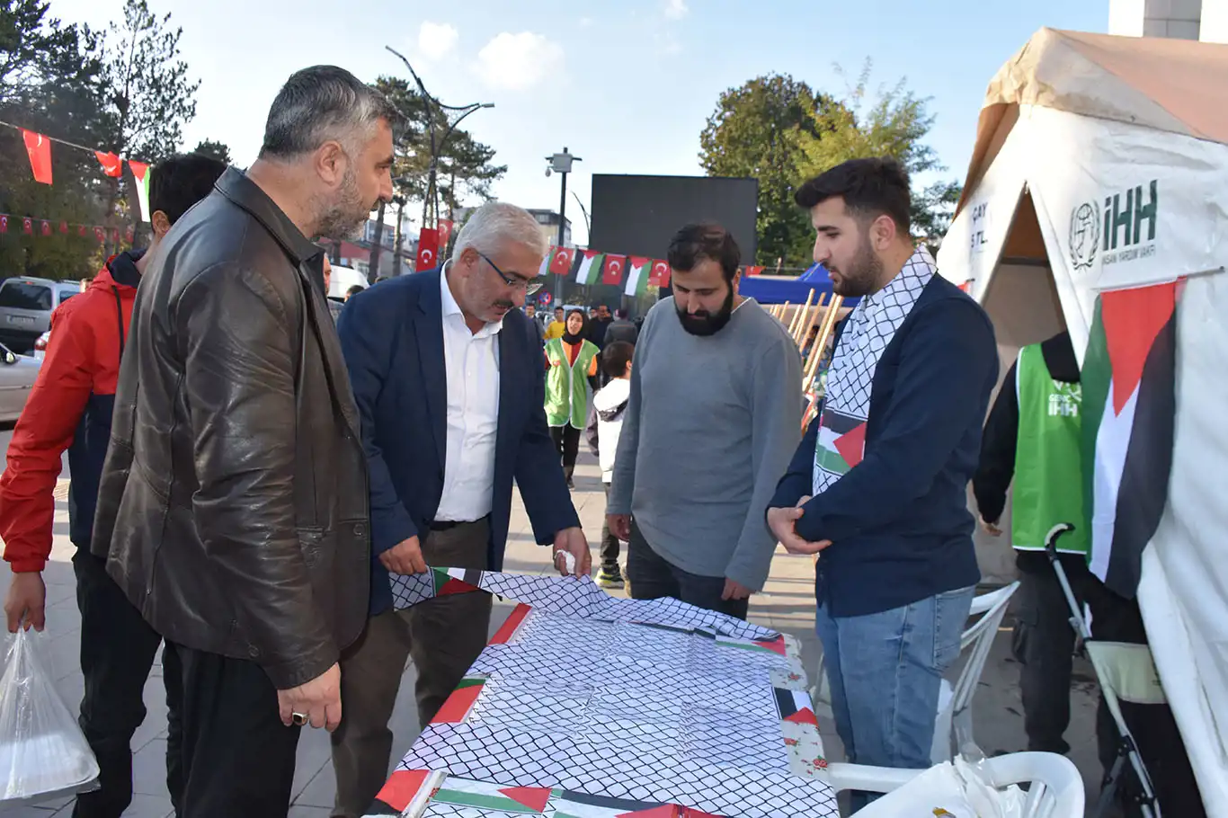 HÜDA PAR İl Başkanı Karakaya'dan Gazze yararına yapılan kermese ziyaret
