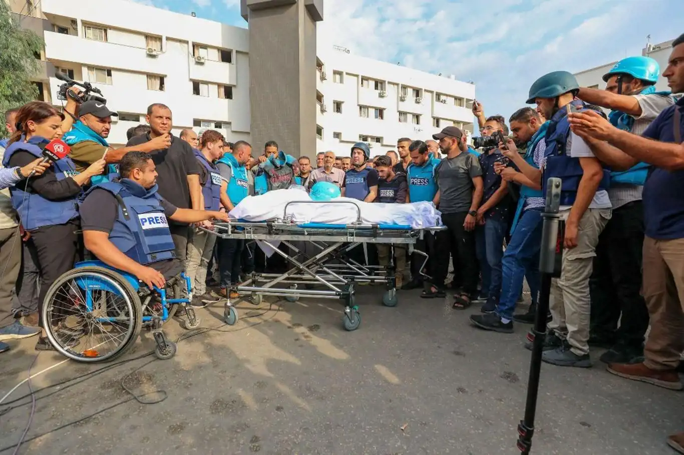 Siyonist rejim Gazze'de 35 gazeteci katletti