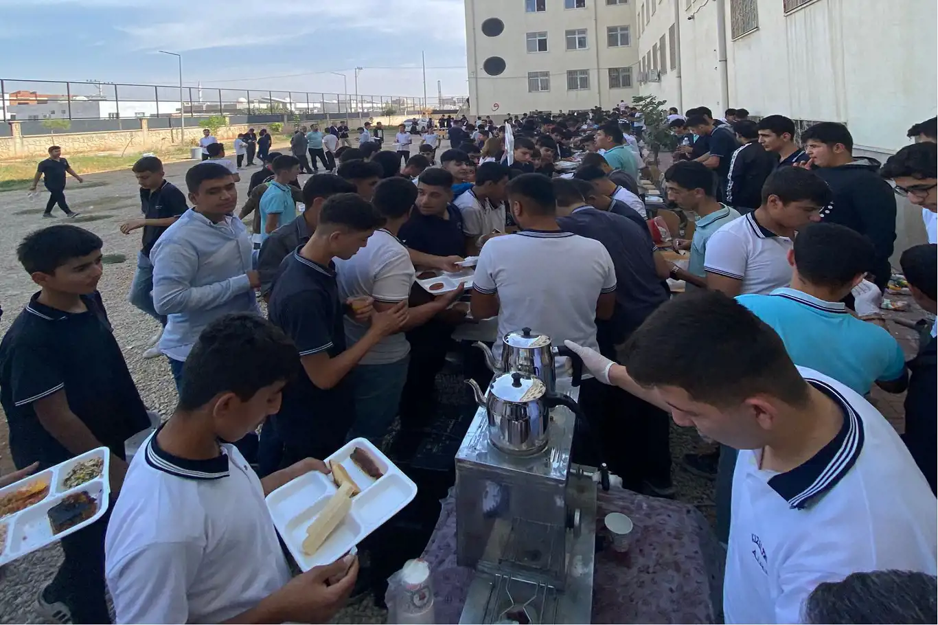 Kızıltepe Anadolu İmam Hatip Lisesinde Gazze yararına kermes açıldı