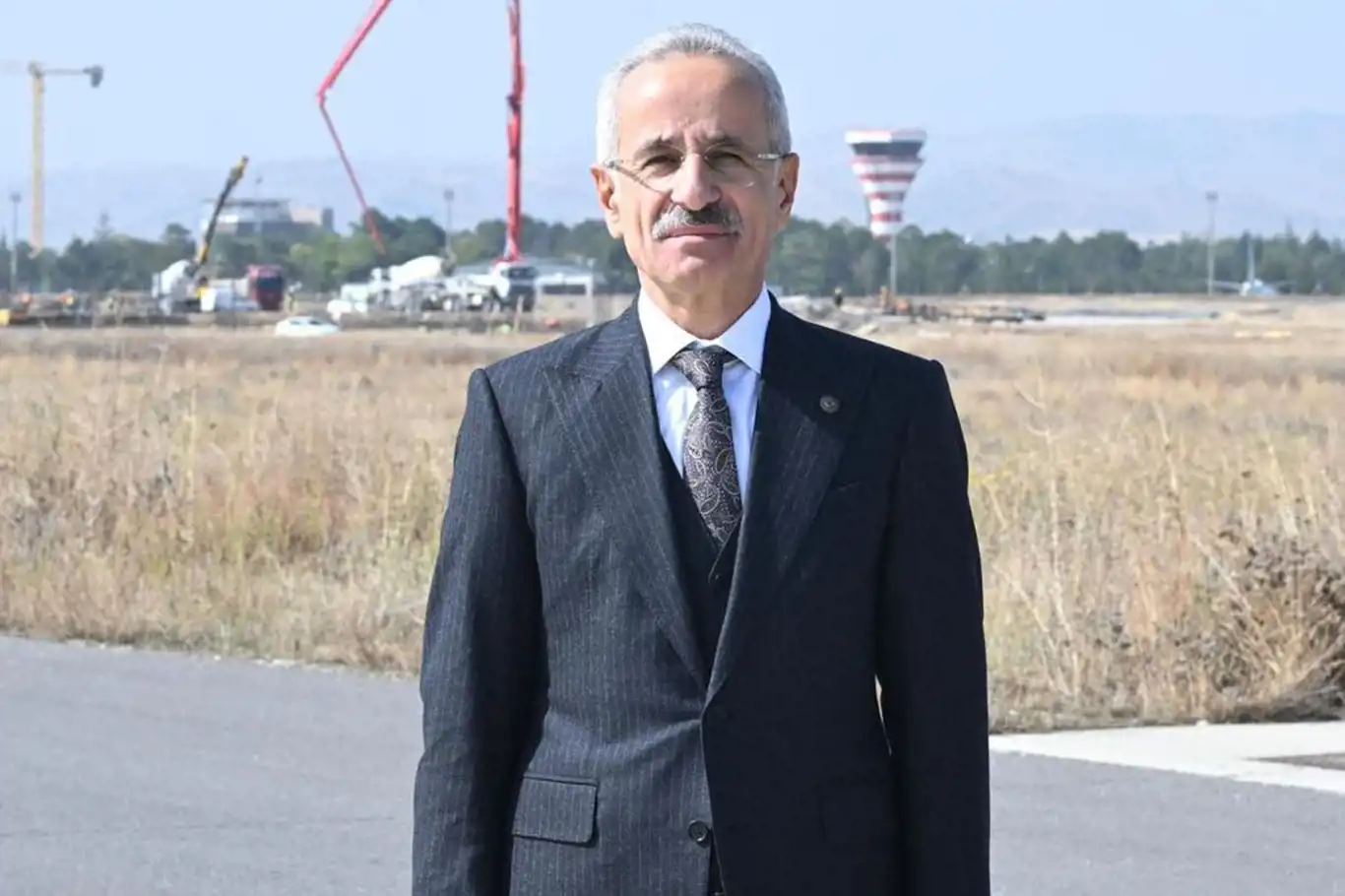 Bakan Uraloğlu: Ankara Esenboğa Havalimanı'mız 3'üncü pistine kavuşacak Bakan Uraloğlu: Ankara Esenboğa Havalimanı'mız 3'üncü pistine kavuşacak