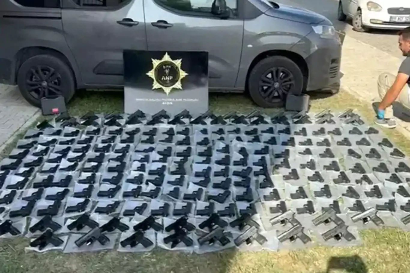 Otomobilde  199 ruhsatsız tabanca ele geçirildi