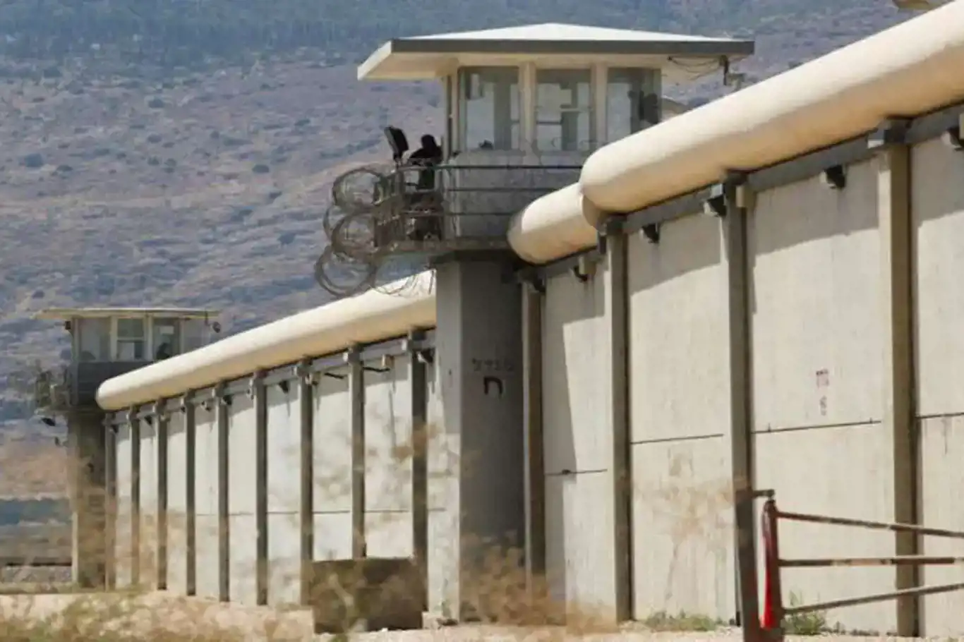 50 Palestinian prisoners declare hunger strike 50 Palestinian prisoners declare hunger strike