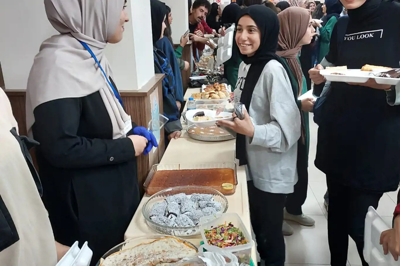 Kız imam hatip öğrencileri Gazze için kermes düzenledi