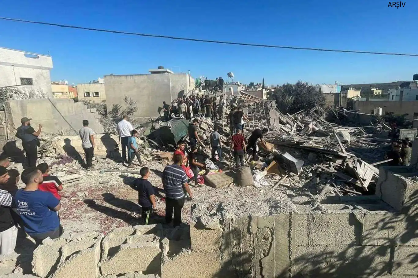 Siyonist işgal rejimi Filistinli esirlerin evlerini yıktı