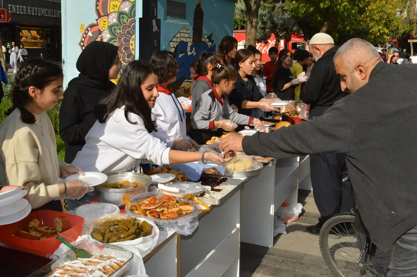 Öğrenciler, Gazzeli kardeşlerine yardım için kermes düzenledi