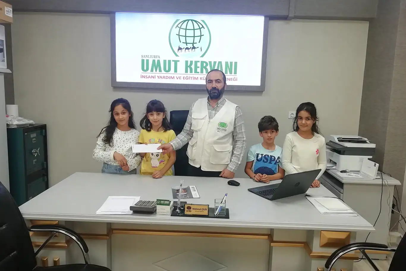 Çocuklar  Filistin için topladıkları bağışları Umut Kervanına teslim etti