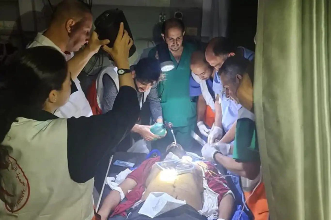 Gazze'de ameliyatlar el feneri ışığında yapılıyor
