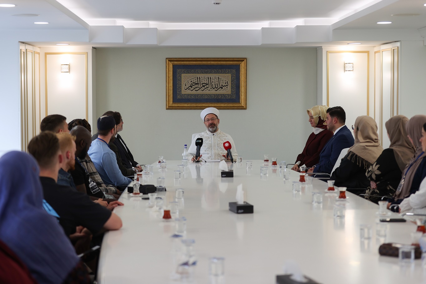 Diyanet İşleri Başkanı Erbaş, Müslüman olan 19 Hollanda vatandaşını kabul etti