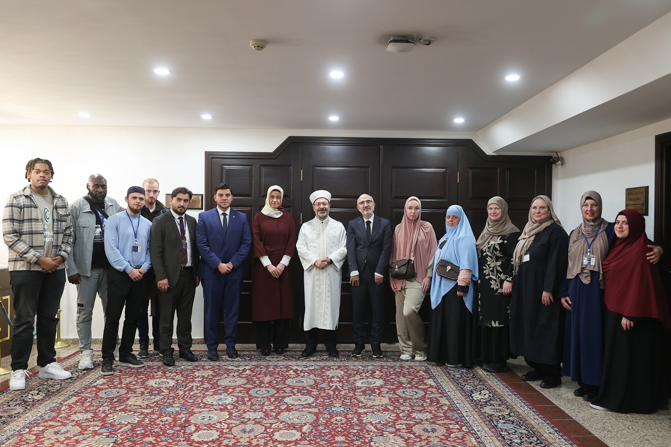 Diyanet İşleri Başkanı Erbaş, Müslüman olan 19 Hollanda vatandaşını kabul etti