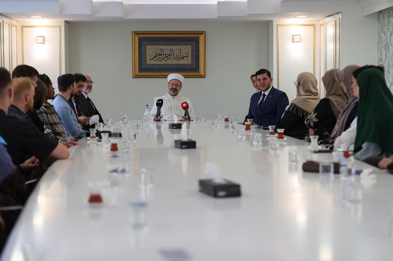 Diyanet İşleri Başkanı Erbaş, Müslüman olan 19 Hollanda vatandaşını kabul etti