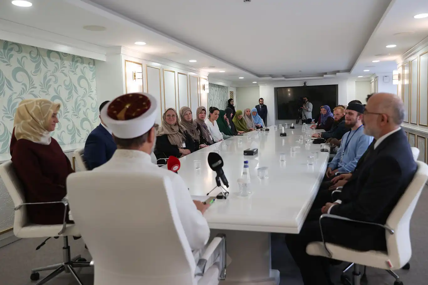 Diyanet İşleri Başkanı Erbaş, Müslüman olan 19 Hollanda vatandaşını kabul etti Diyanet İşleri Başkanı Erbaş, Müslüman olan 19 Hollanda vatandaşını kabul etti