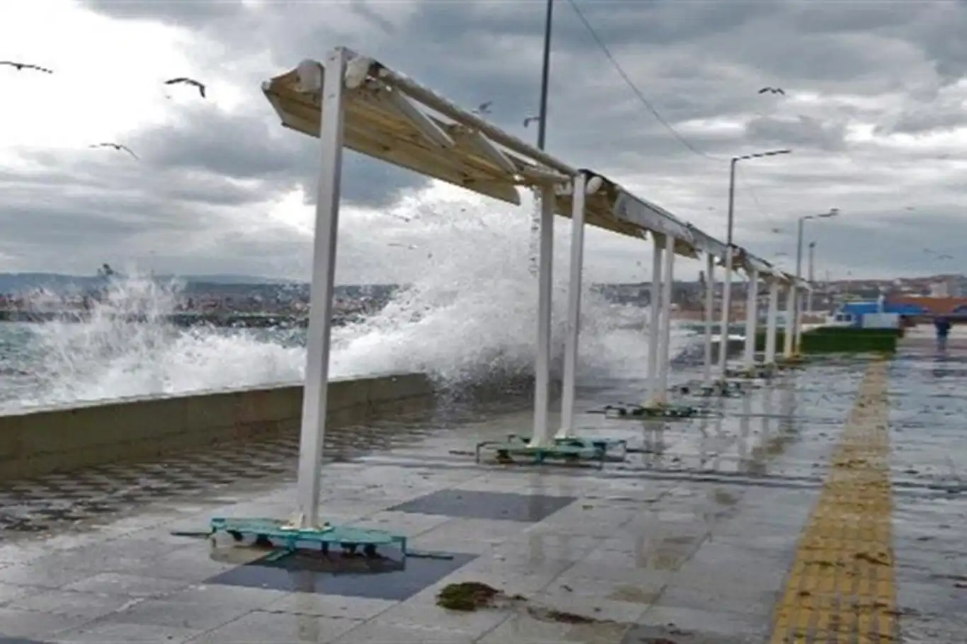 Çanakkale'de kuvvetli lodos etkili oluyor Çanakkale'de kuvvetli lodos etkili oluyor