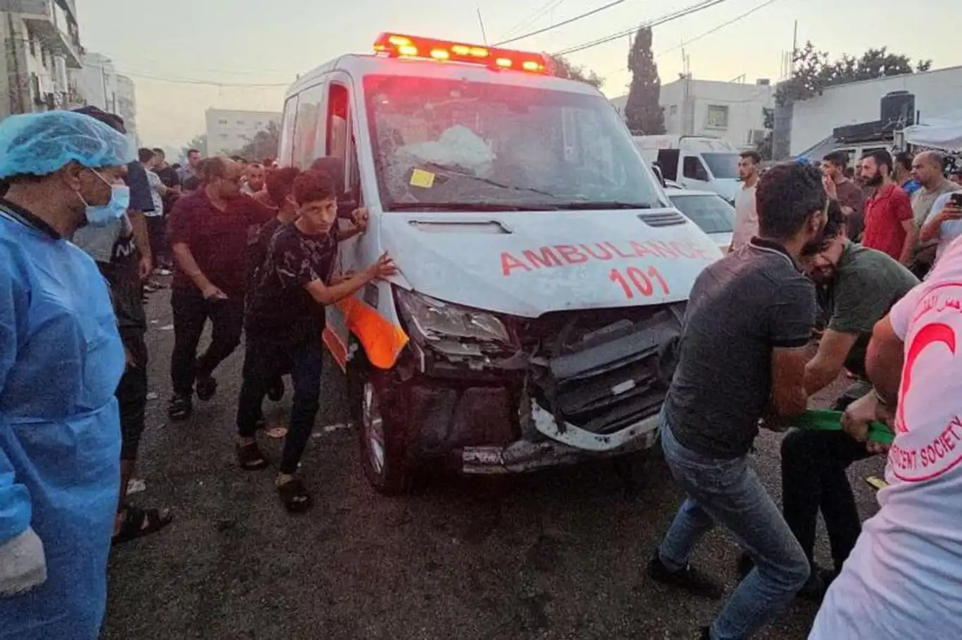 Filistin Kızılayı: Siyonist rejim ambulansları hedef alıyor