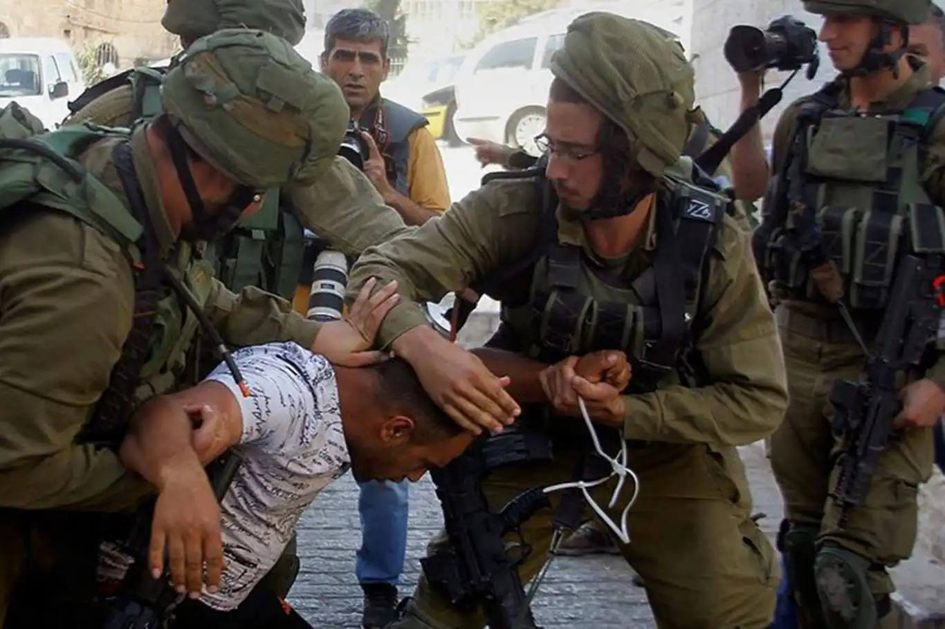Siyonist işgal rejimi Batı Şeria'da ikisi çocuk 40 Filistinli alıkoydu