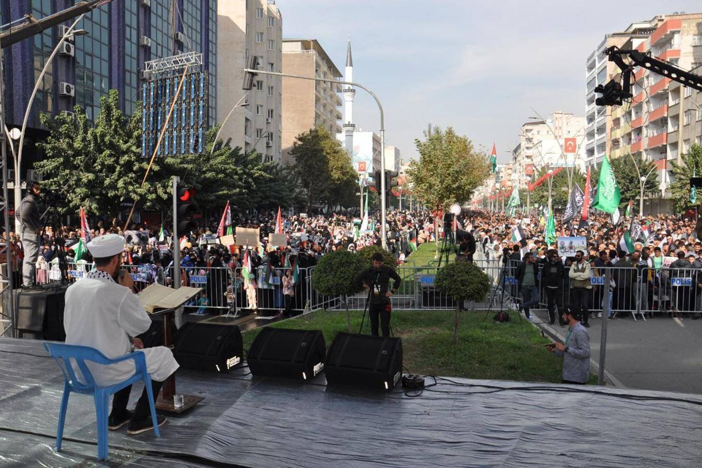 HÜDA PAR Batman İl Başkanlığı, "Aksa Tufanına Destek" temasıyla miting düzenledi.