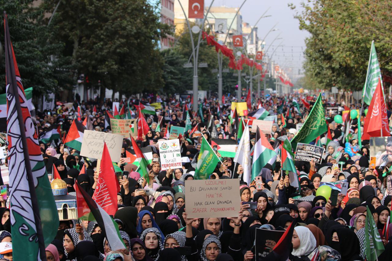 HÜDA PAR Batman İl Başkanlığı, "Aksa Tufanına Destek" temasıyla miting düzenledi.