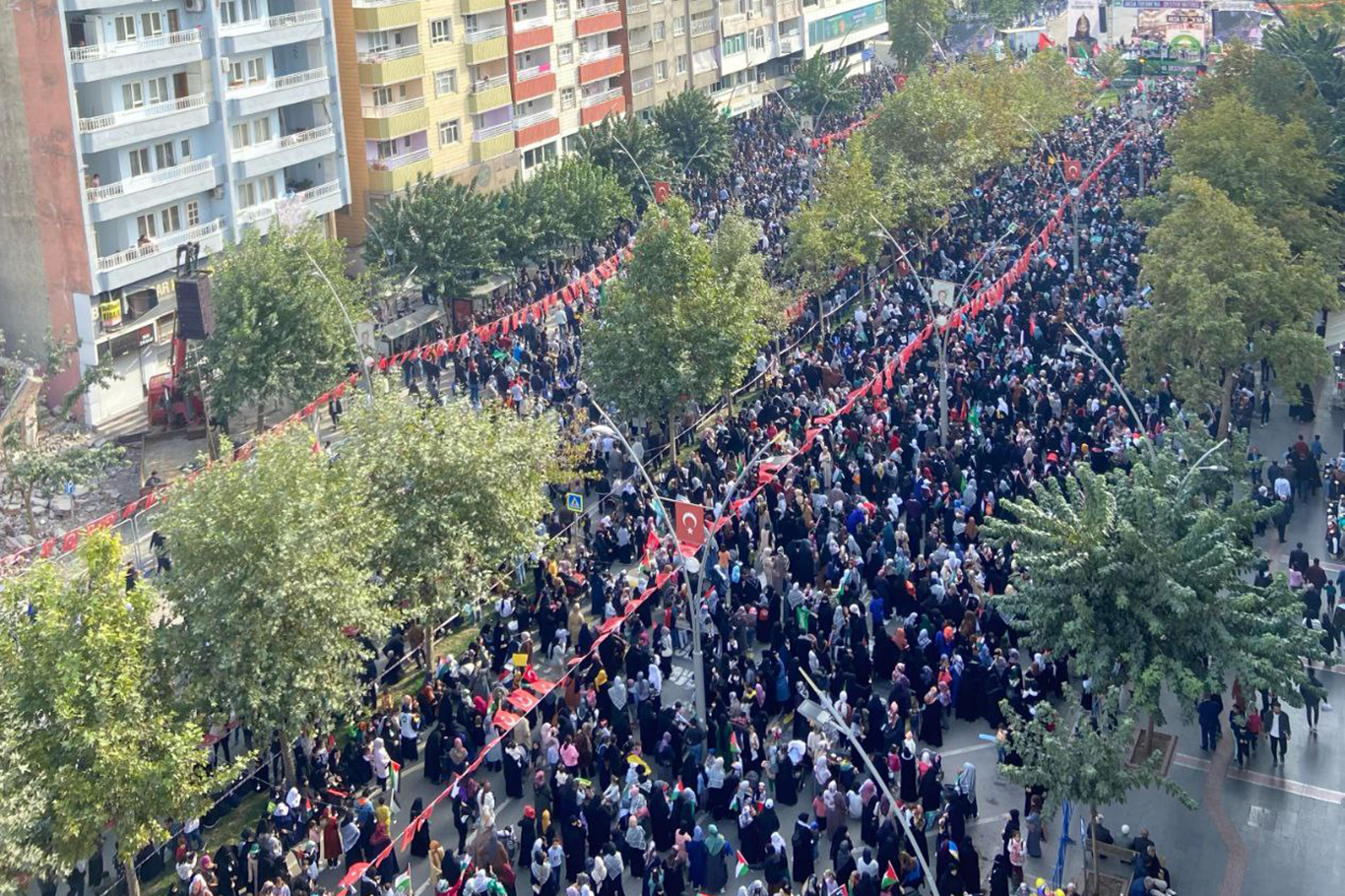HÜDA PAR Batman İl Başkanlığı, "Aksa Tufanına Destek" temasıyla miting düzenledi.