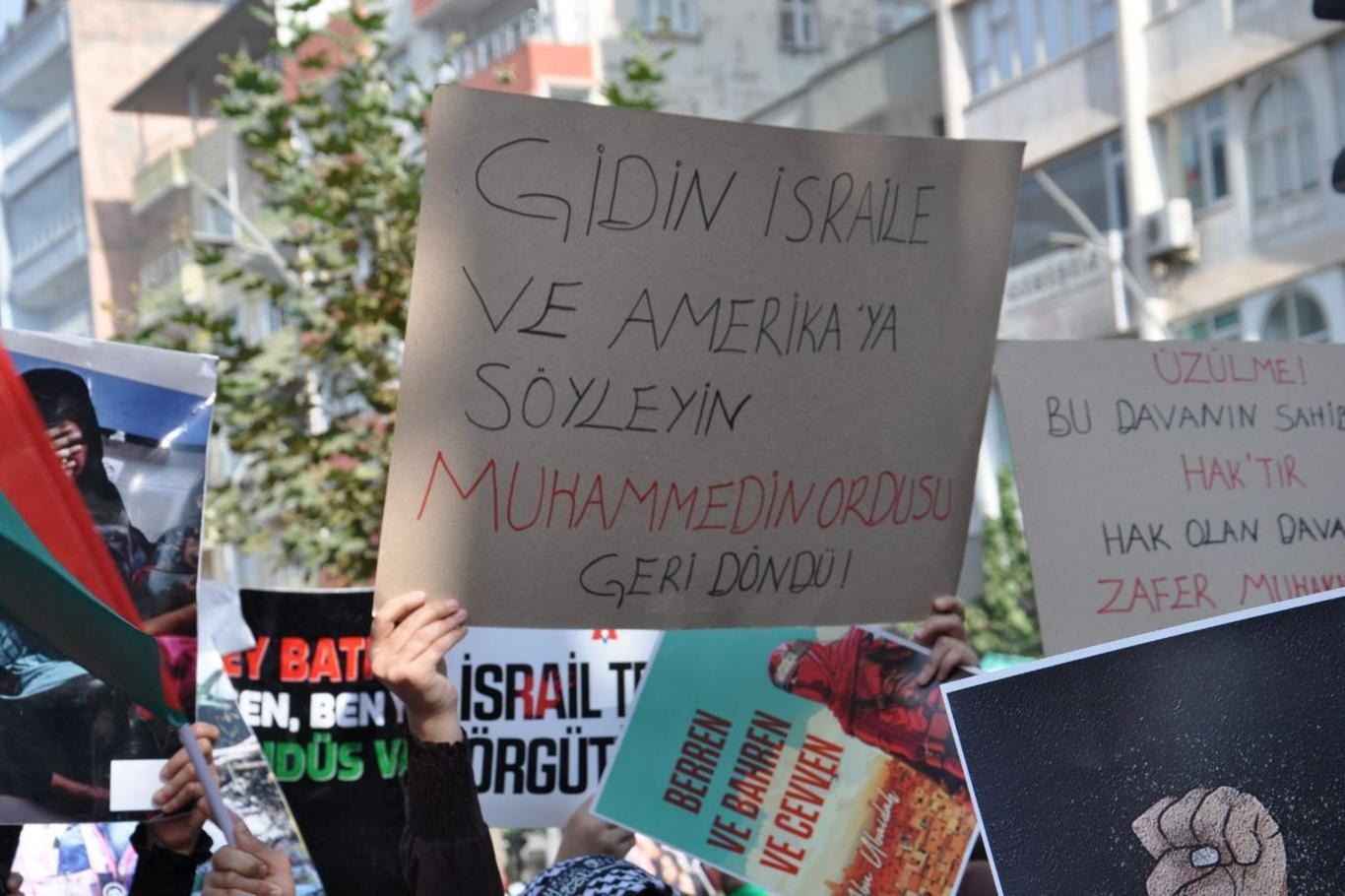 HÜDA PAR Batman İl Başkanlığı, "Aksa Tufanına Destek" temasıyla miting düzenledi.