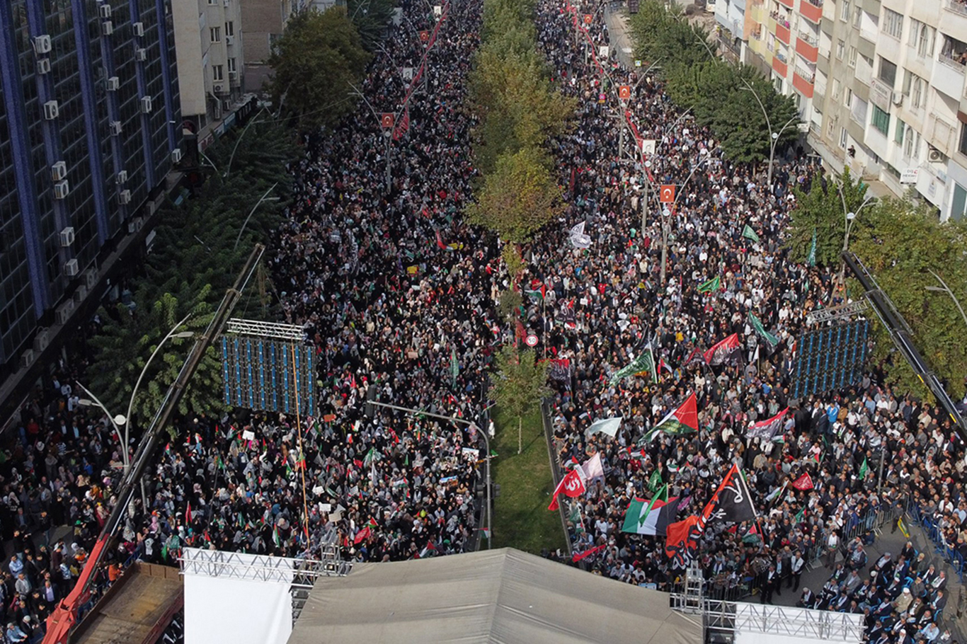 HÜDA PAR Batman İl Başkanlığı, "Aksa Tufanına Destek" temasıyla miting düzenledi.	