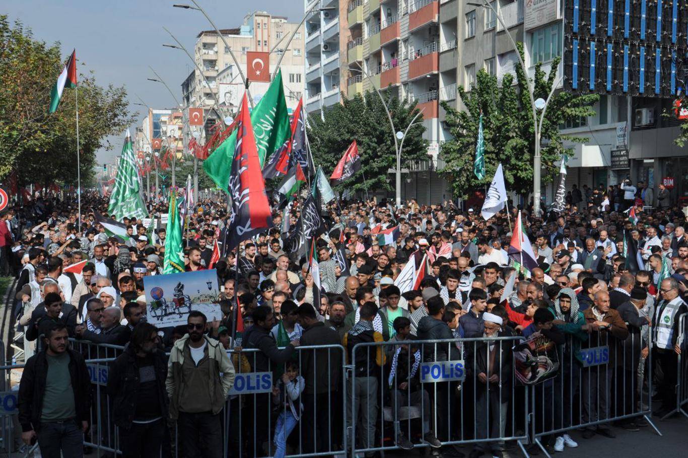 HÜDA PAR Batman İl Başkanlığı, "Aksa Tufanına Destek" temasıyla miting düzenledi.