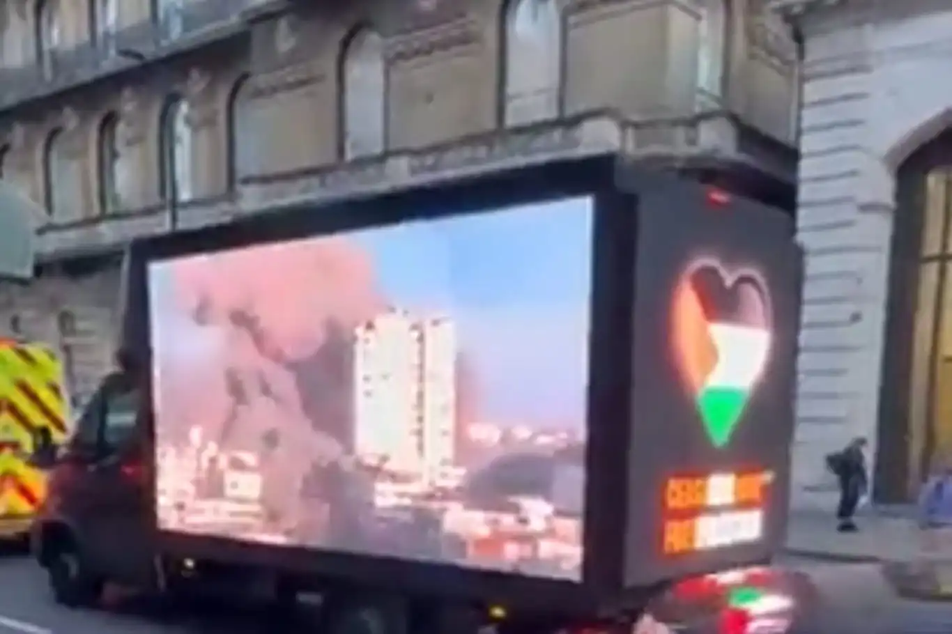 Londra sokaklarında işgal rejimi soykırımı LED ekranlardan izletiliyor